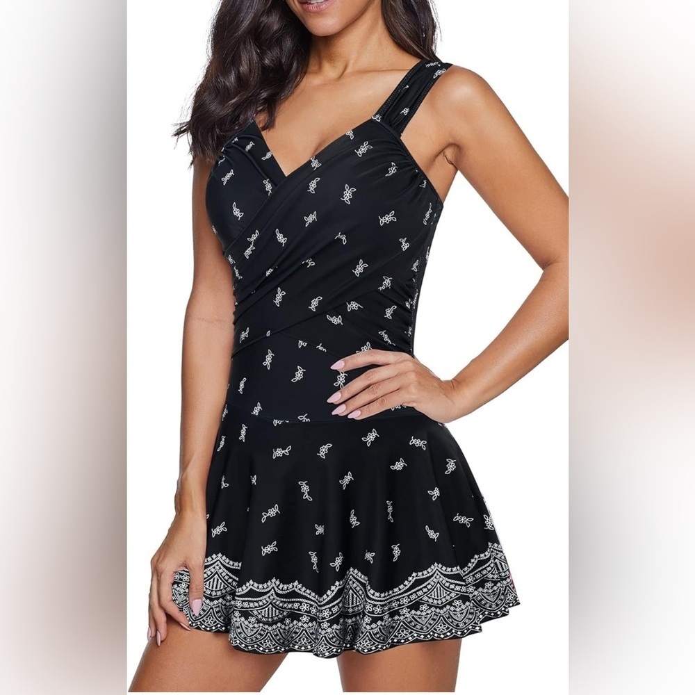 Comfortable, classic 
Black & White Patterned 
Classic full coverage SwimDress